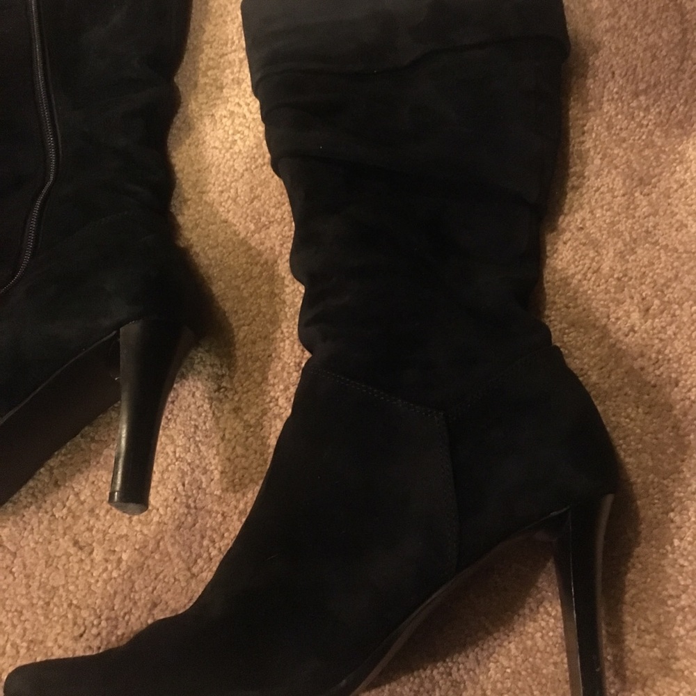 White Mountain Black Suede Boots